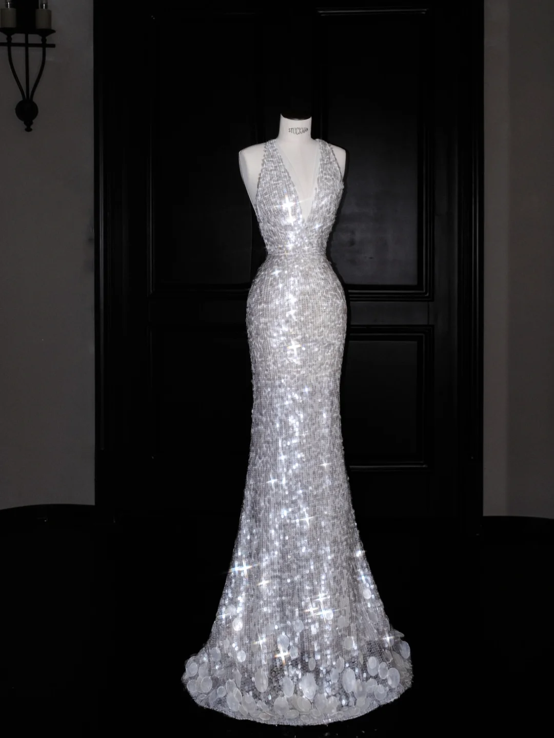 Vestido de noche de sirena sexy con escote en V, lentejuelas plateadas y espalda descubierta Y8680
