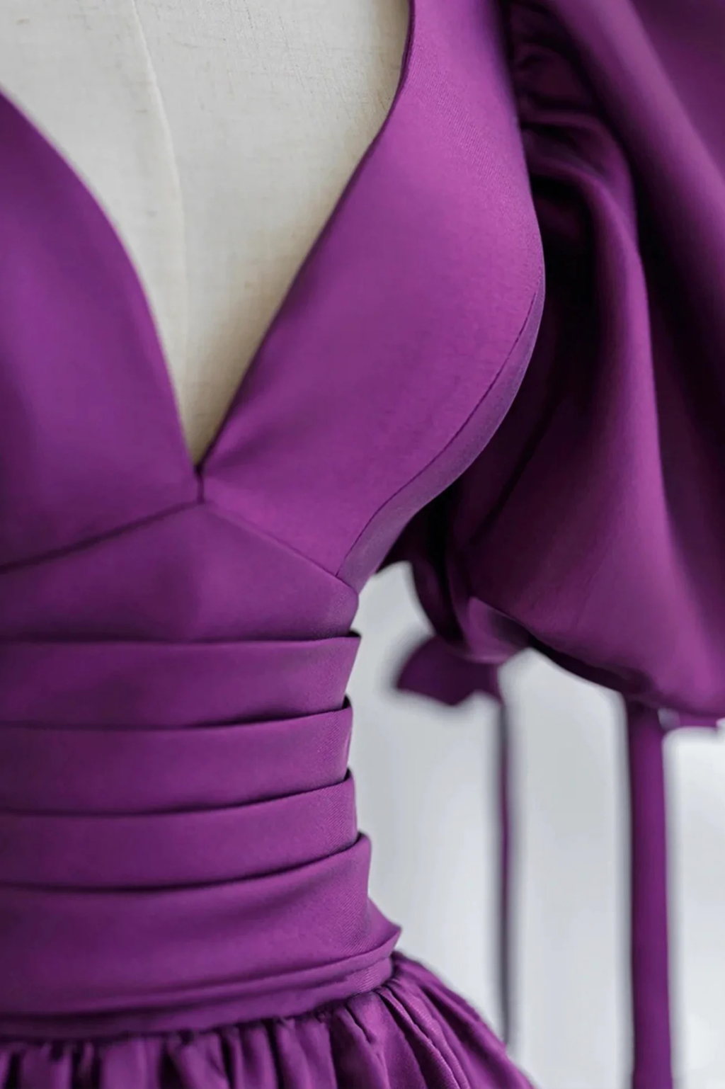 Vestido largo de fiesta de satén morado con mangas abullonadas y escote en V Y856