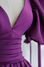 Vestido largo de fiesta de satén morado con mangas abullonadas y escote en V Y856