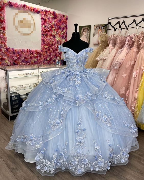 Precioso vestido de gala azul con hombros descubiertos y apliques de tul, ideal para cumpleaños o quinceañera (Y7835)