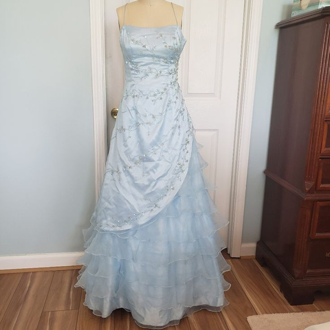 Elegante vestido de baile azul hielo con lentejuelas y cuentas, vestido de graduación de corte A con capas de tul Y7931