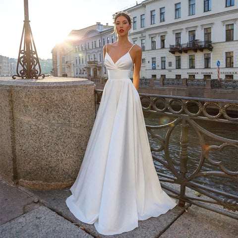 Robe de mariée sexy à fines bretelles, col en V, dos nu, en satin, traîne balayée, Vestidos De Novia Marriage Dresses LO2066 