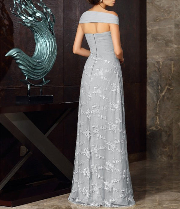 Robe de mariée princesse en mousseline de soie, longueur thé, épaules dénudées, manches courtes, ornée d'appliqués de dentelle. 