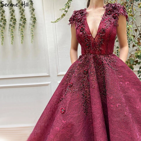 Wein Rot A-Line Spitze Sexy Abendkleider 2025 V-ausschnitt Ärmellose Handgemachte Blumen Formal Kleid Ruhigen Hill LA70508