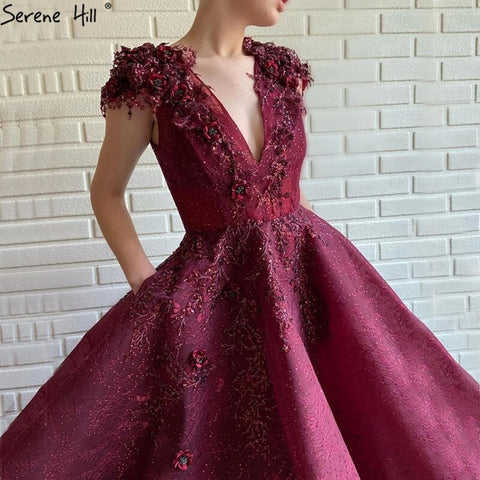 Wein Rot A-Line Spitze Sexy Abendkleider 2025 V-ausschnitt Ärmellose Handgemachte Blumen Formal Kleid Ruhigen Hill LA70508