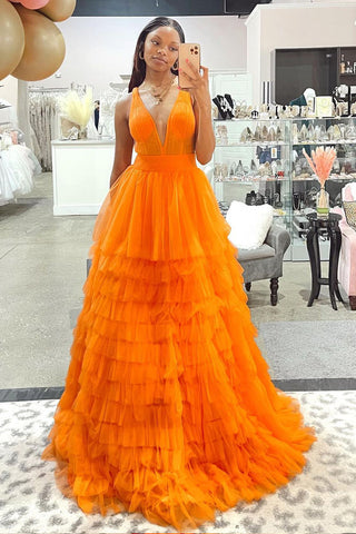Robe de bal longue orange en tulle à col V et coupe trapèze