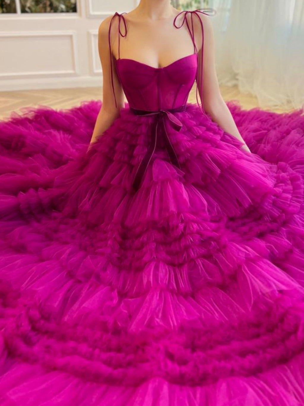 Vestido de fiesta largo de tul fucsia sin tirantes de corte en A