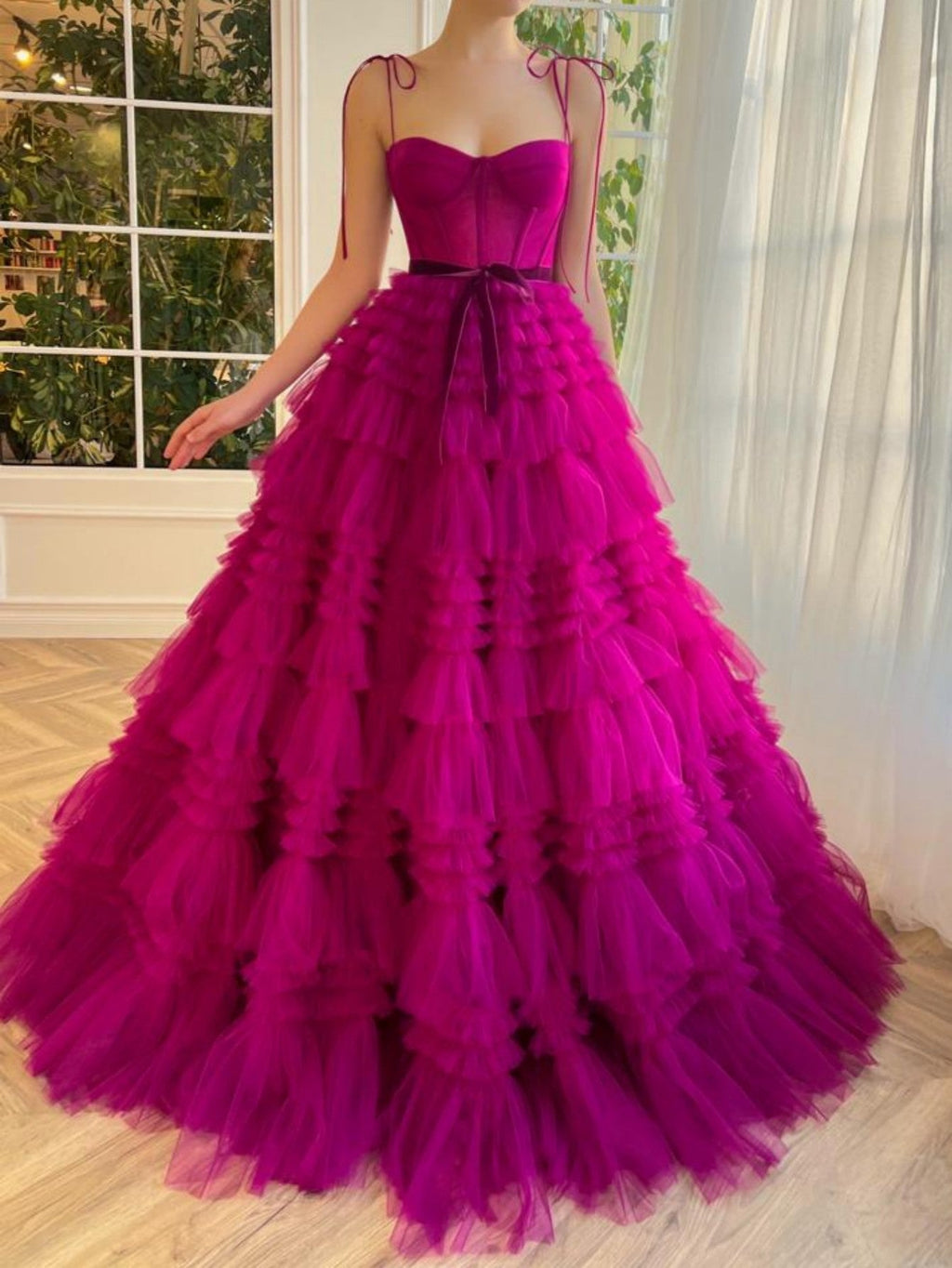 Vestido de fiesta largo de tul fucsia sin tirantes de corte en A