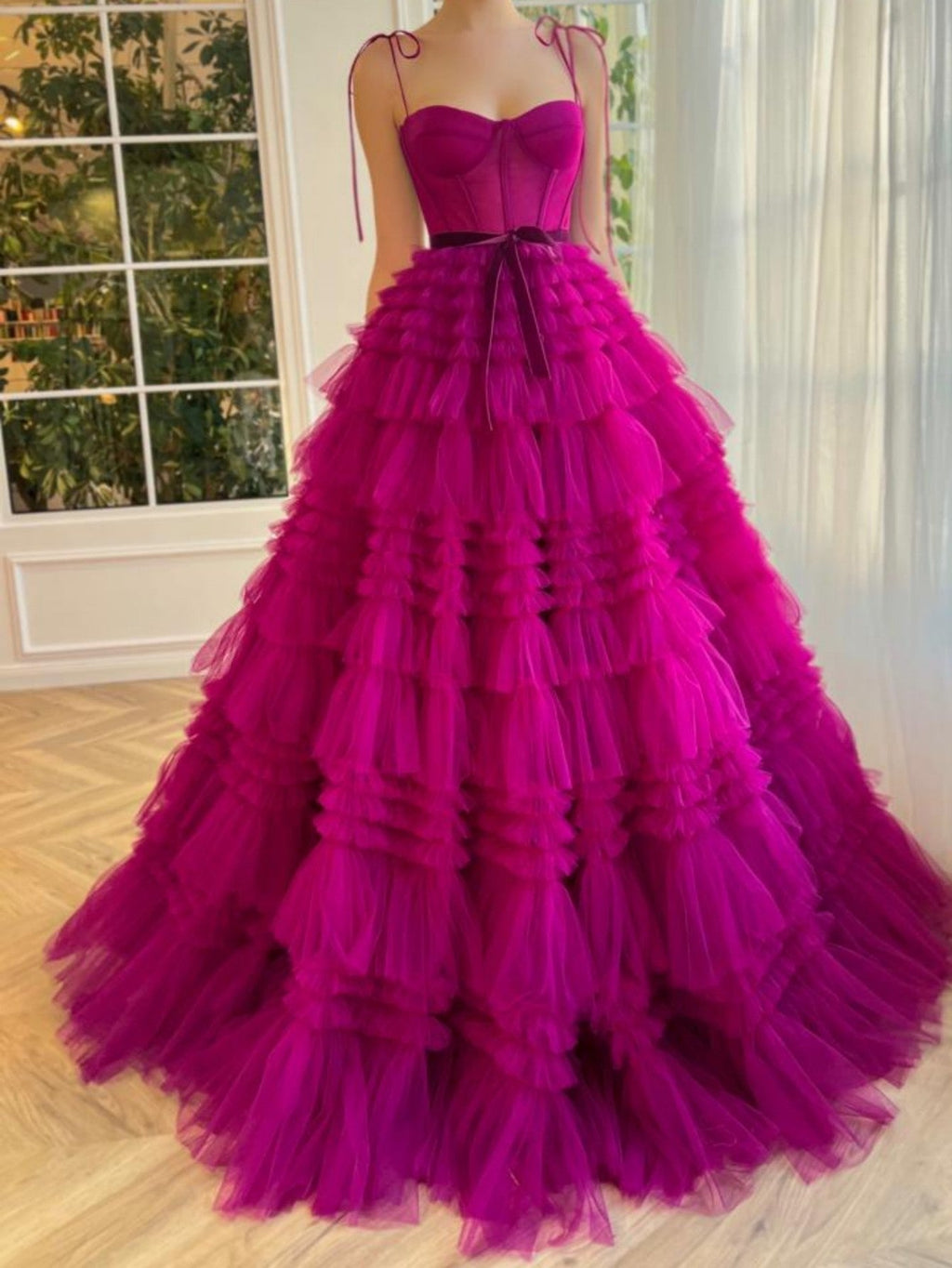 Vestido de fiesta largo de tul fucsia sin tirantes de corte en A