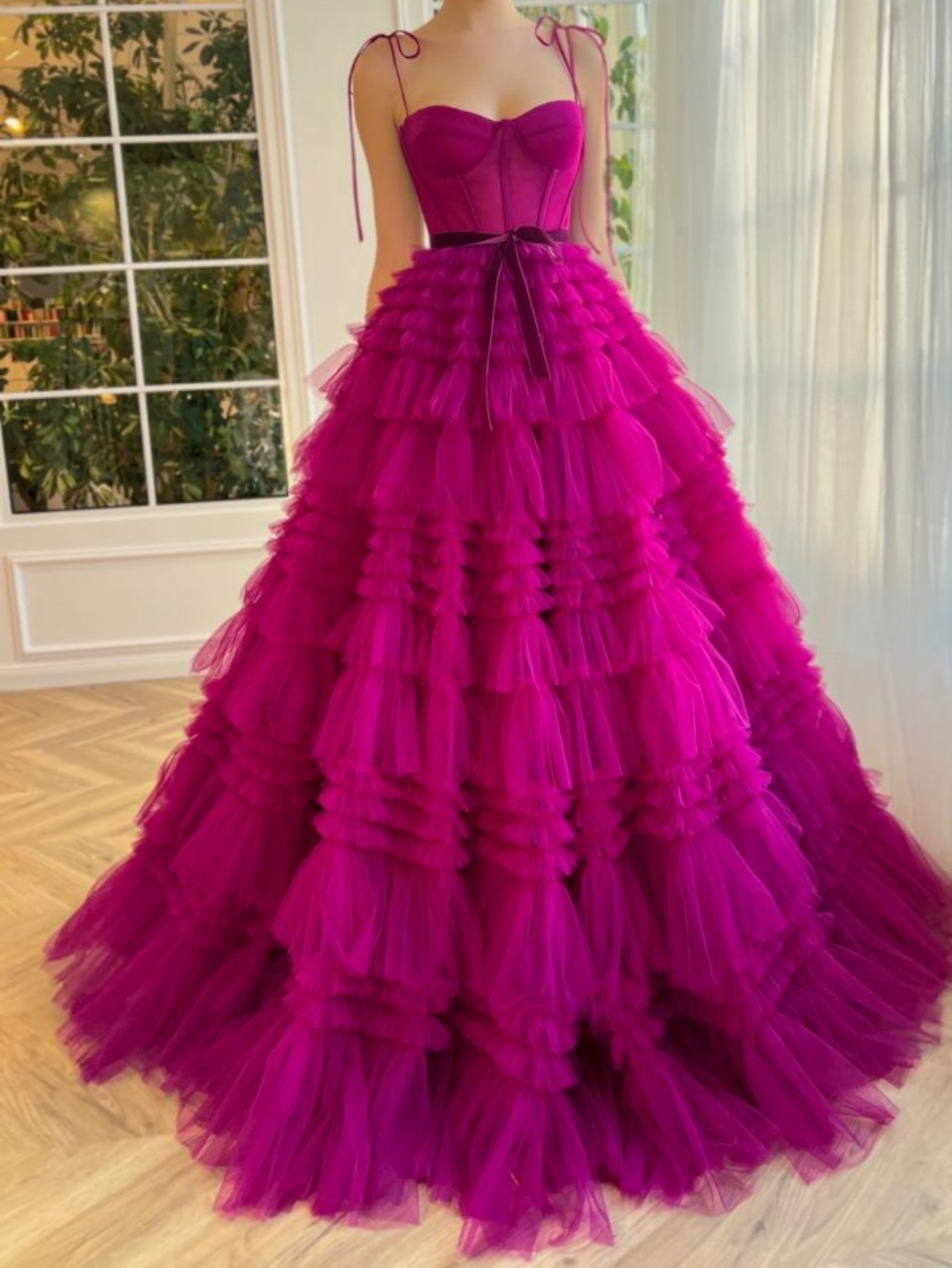 Vestido de fiesta largo de tul fucsia sin tirantes de corte en A