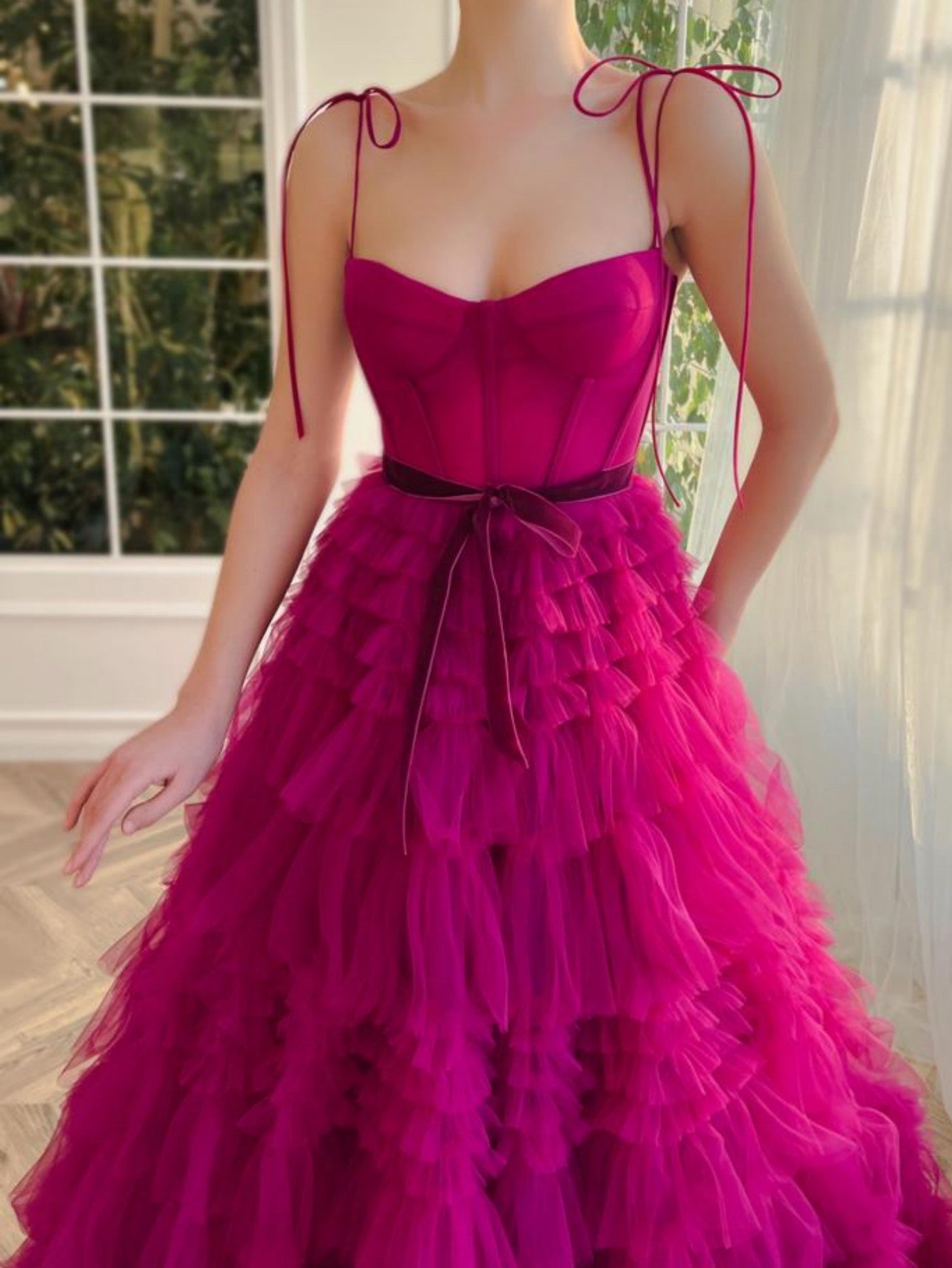 Vestido de fiesta largo de tul fucsia sin tirantes de corte en A