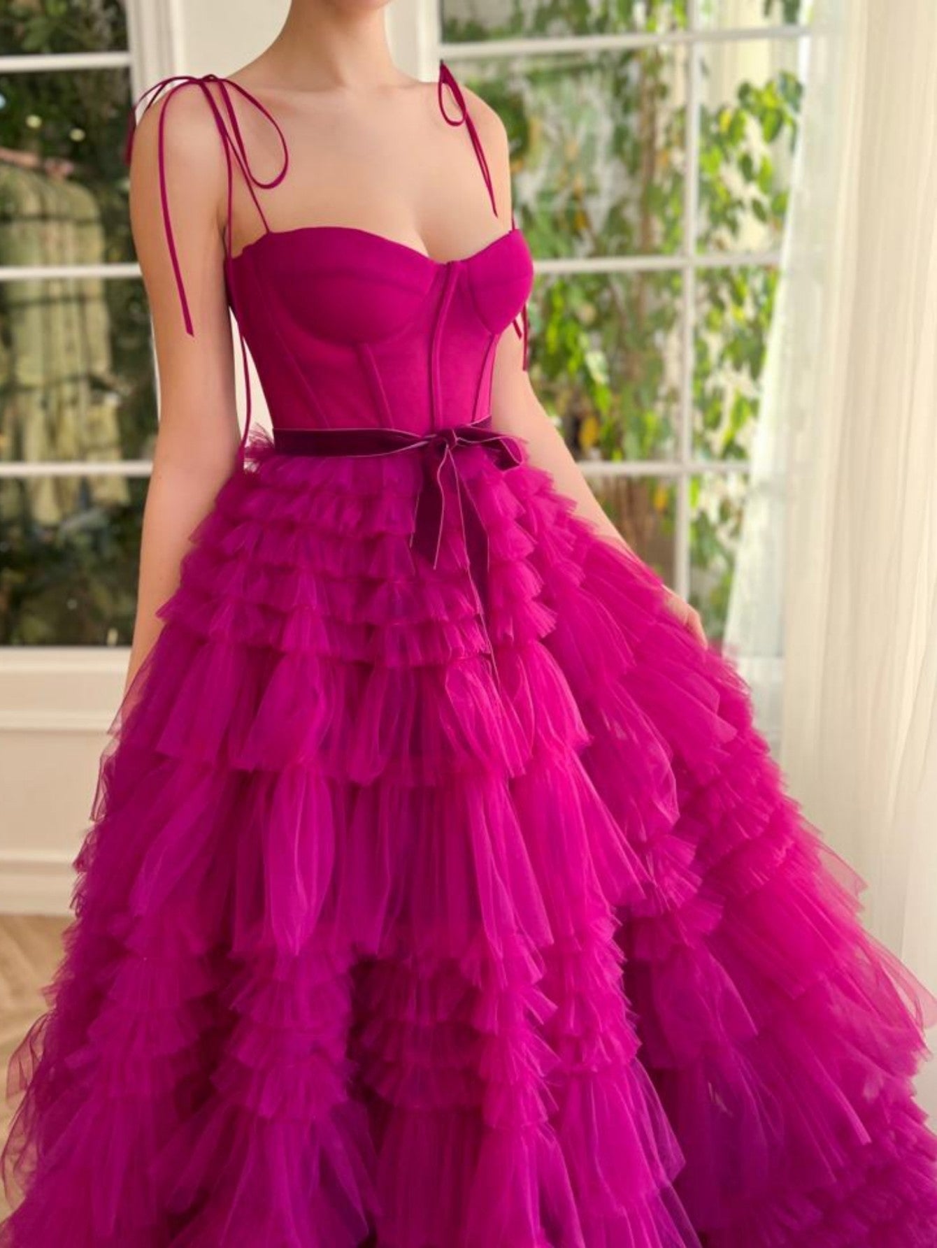 Vestido de fiesta largo de tul fucsia sin tirantes de corte en A