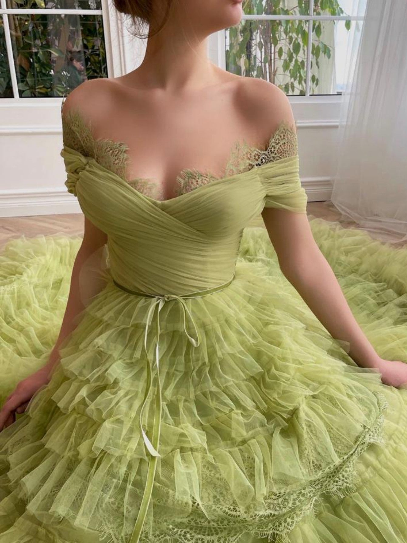 Vestido de graduación de tul con hombros descubiertos