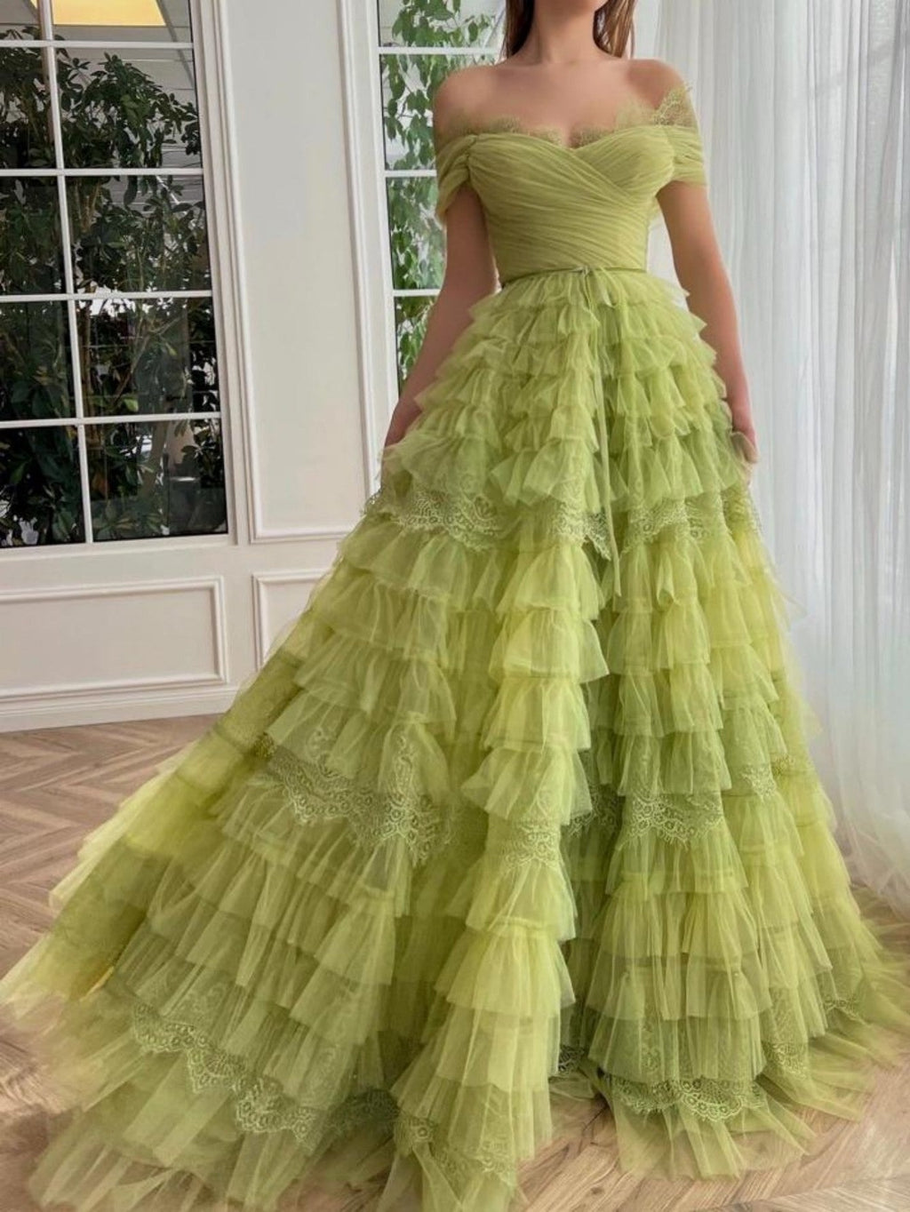Vestido de graduación de tul con hombros descubiertos