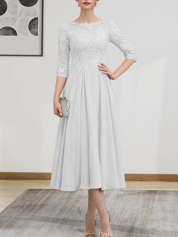 Robe de mariée trapèze en mousseline de soie et dentelle, longueur thé, ornée de perles et de sequins, avec décolleté en A et effet illusion.