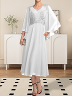 Vestido de corte A, escote en V, largo hasta la rodilla, de gasa, encaje, con lentejuelas y pedrería para la madre de la novia.