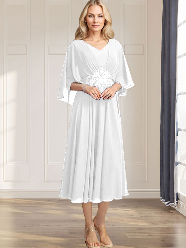Robe de mariée trapèze en mousseline de soie, longueur thé, col en V, ornée de sequins plissés, d'appliques de dentelle et de perles. 