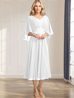 Robe de mariée trapèze en mousseline de soie, longueur thé, col en V, ornée de sequins plissés, d'appliques de dentelle et de perles. 