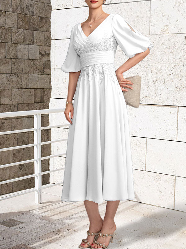 Vestido de novia de gasa de encaje, corte en A, escote en V y largo hasta la rodilla, con pliegues.