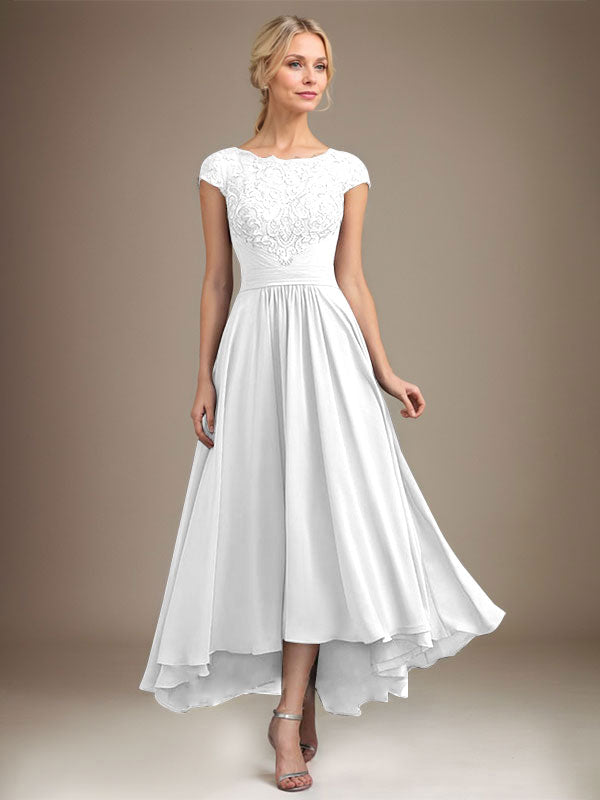 Robe de mère de la mariée asymétrique en mousseline de dentelle et dentelle, coupe trapèze, décolleté plongeant et plis. 