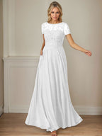 Robe en mousseline de soie bleu marine foncé, coupe trapèze, col bateau et sequins 