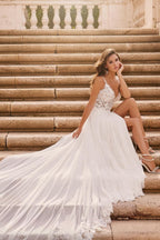 Vestidos de novia blancos largos de corte A, escote en V, de gasa, encaje y espalda descubierta con abertura.