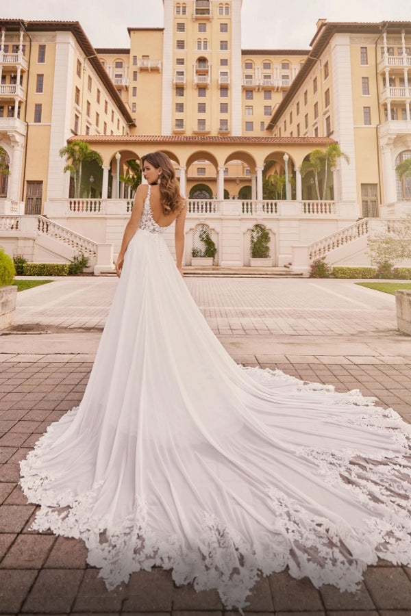 Vestidos de novia blancos largos de corte A, escote en V, de gasa, encaje y espalda descubierta con abertura.