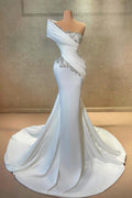 Vestido de fiesta blanco largo de sirena, con un solo hombro, encaje y satén, con cuentas.