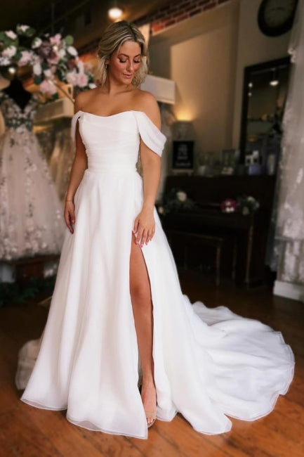 Robe de mariée blanche à épaules dénudées et fente haute