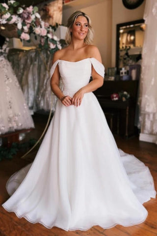 Vestido de novia blanco con hombros descubiertos y abertura alta