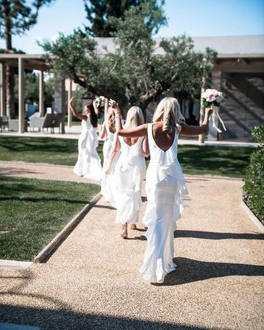 Vestidos de dama de honor de sirena blancos sin mangas largos con volantes