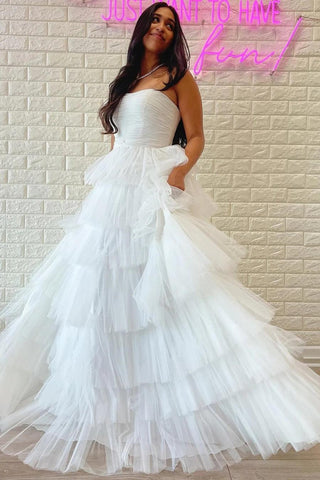 Vestido largo de fiesta blanco sin tirantes, de corte en A y con volantes