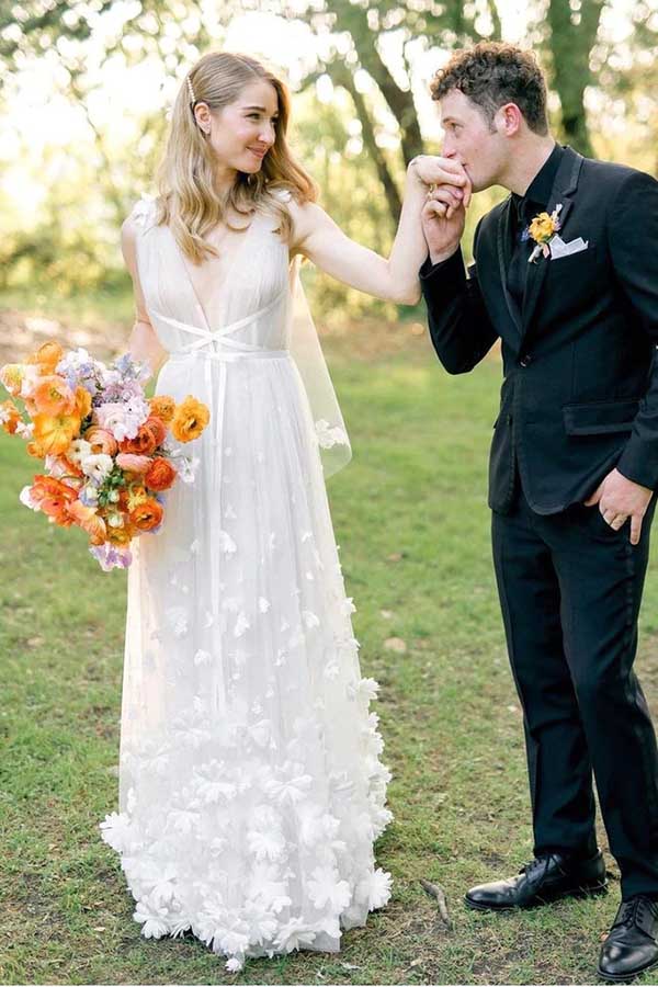Baoleely White Tulle A-line V-neck Flowers Beach Wedding Dresses, Bridal Gowns, MW730