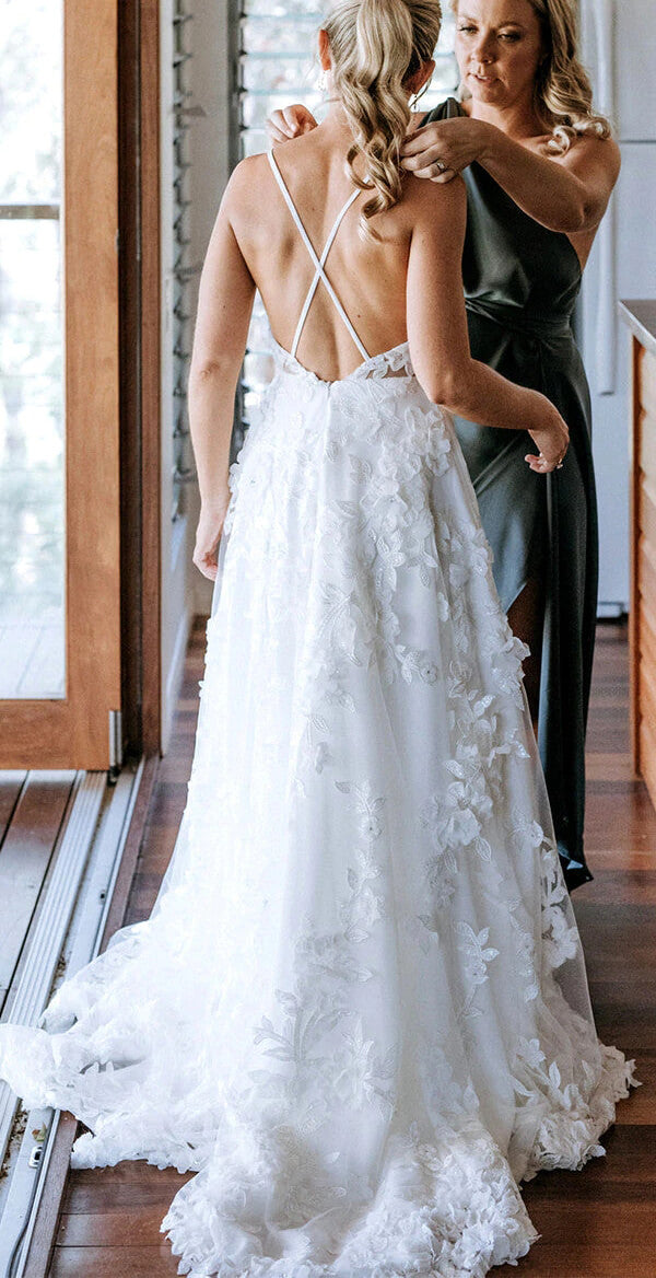 Baoleely White Tulle A-line V-neck Spaghetti Straps Wedding Dress With Appliques, MW690