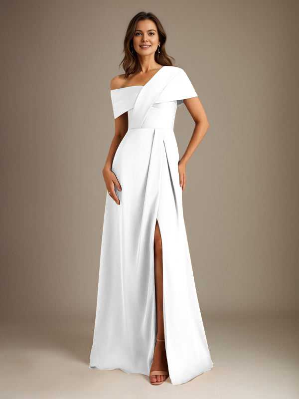 Robe de mère de la mariée en satin, coupe trapèze, décolleté asymétrique et plis. 