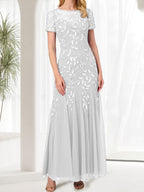 Robe longue bleue sirène à col rond ornée de perles, idéale pour la mère de la mariée