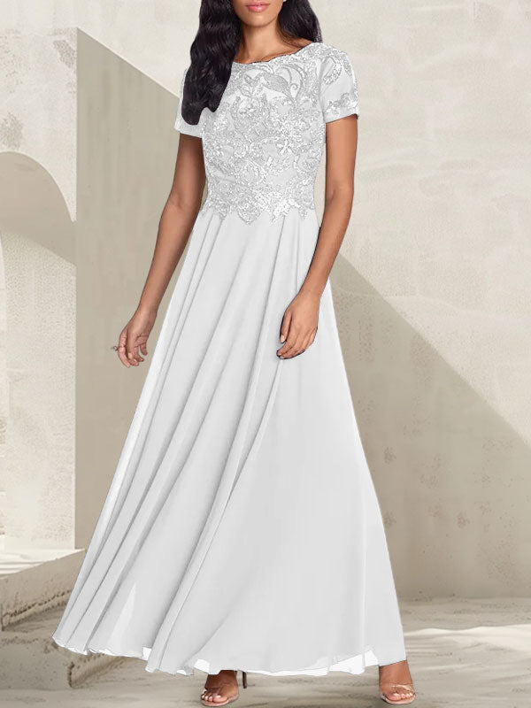 Vestido largo de corte A, color gris carbón, con escote redondo y detalles de pedrería, ideal para la madre de la novia.