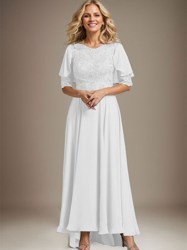 Vestido de novia asimétrico de gasa con encaje, corte en A, escote redondo y ilusión, con pedrería. 