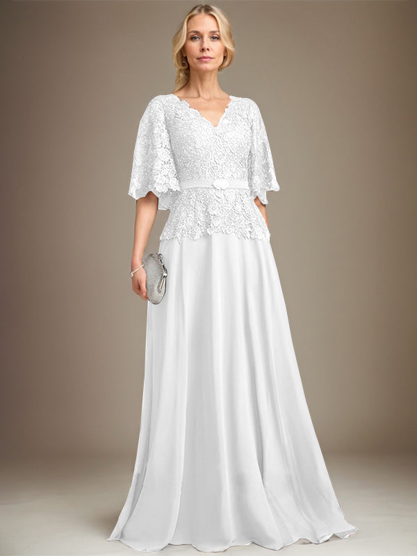Vestido de novia de corte A, escote en V, largo hasta el suelo, de gasa y encaje, con broche de cristal y pedrería. 