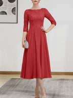 Robe de mariée trapèze en mousseline de soie et dentelle, longueur thé, ornée de perles et de sequins, avec décolleté en A et effet illusion.