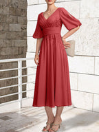 Vestido de novia de gasa de encaje, corte en A, escote en V y largo hasta la rodilla, con pliegues.