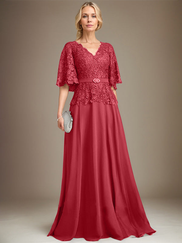 Vestido de novia de corte A, escote en V, largo hasta el suelo, de gasa y encaje, con broche de cristal y pedrería. 