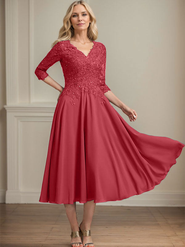 Vestido de corte A, escote en V, largo hasta la rodilla, de gasa, encaje, con lentejuelas y pedrería para la madre de la novia. 
