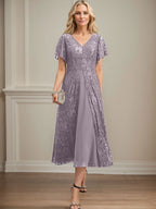 Vestido de novia de gasa de encaje, corte en A, escote en V y largo hasta la rodilla. 