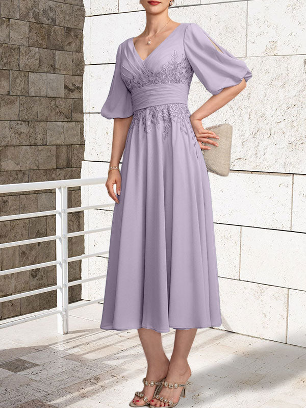 Vestido de novia de gasa de encaje, corte en A, escote en V y largo hasta la rodilla, con pliegues.
