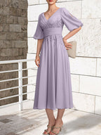 Vestido de novia de gasa de encaje, corte en A, escote en V y largo hasta la rodilla, con pliegues.