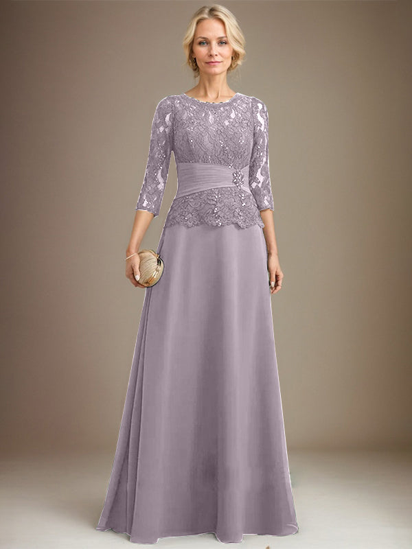 Robe de mariée longue en mousseline de soie et dentelle, coupe trapèze, décolleté illusion, ornée de sequins plissés et de perles. 