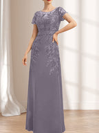 Robe de mère de la mariée en mousseline de dentelle, coupe fourreau/colonne, décolleté illusion, longueur au sol, ornée de sequins