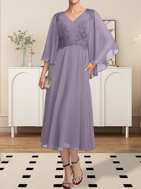 Vestido de corte A, escote en V, largo hasta la rodilla, de gasa, encaje, con lentejuelas y pedrería para la madre de la novia.