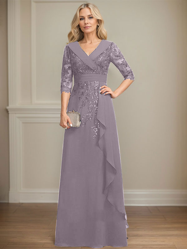 Vestido de novia de corte línea A, cuello en V, largo hasta el suelo, de encaje y gasa, con lentejuelas y volantes en cascada. 